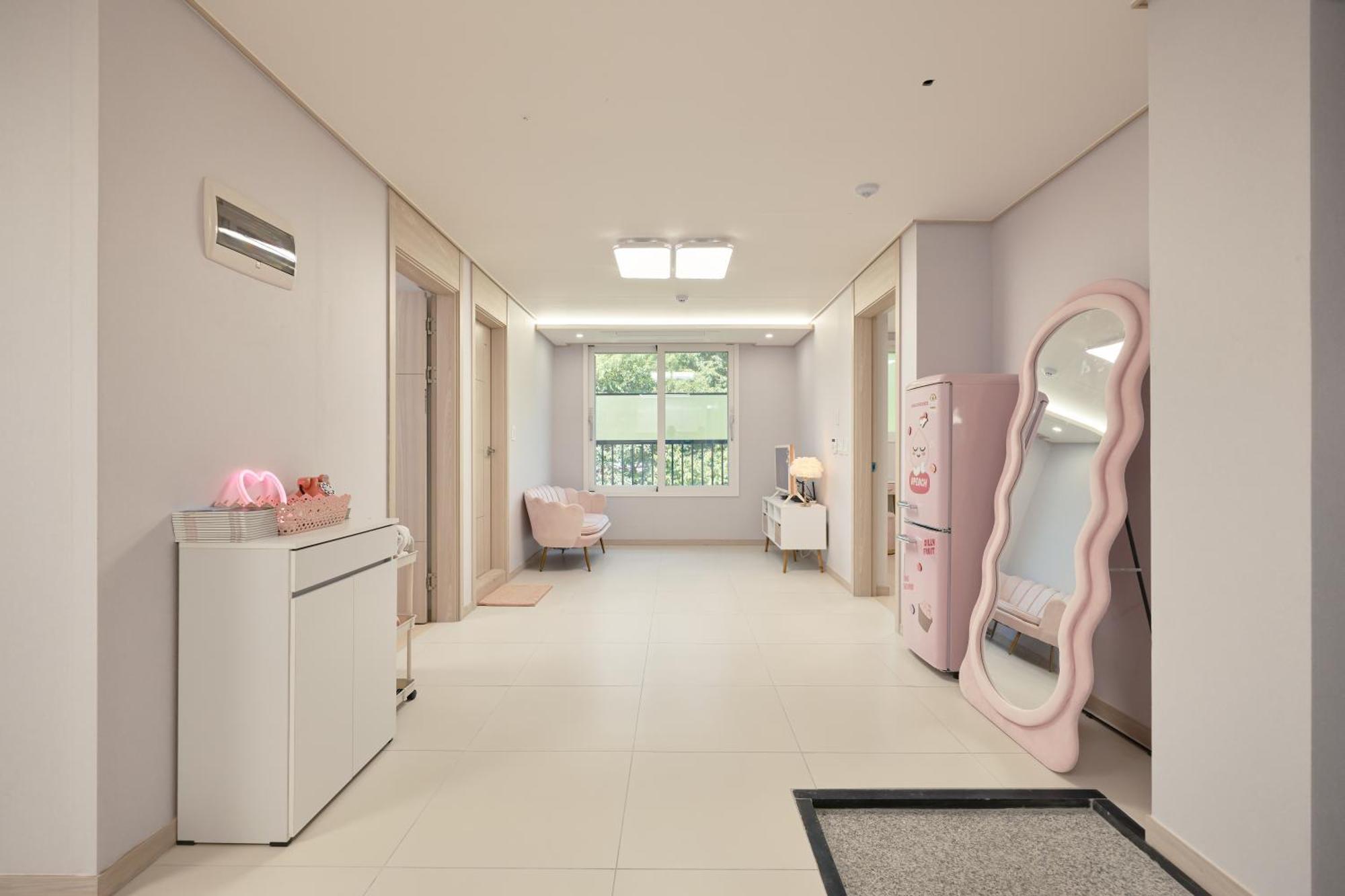 Pink 4 Bedroom Apartment