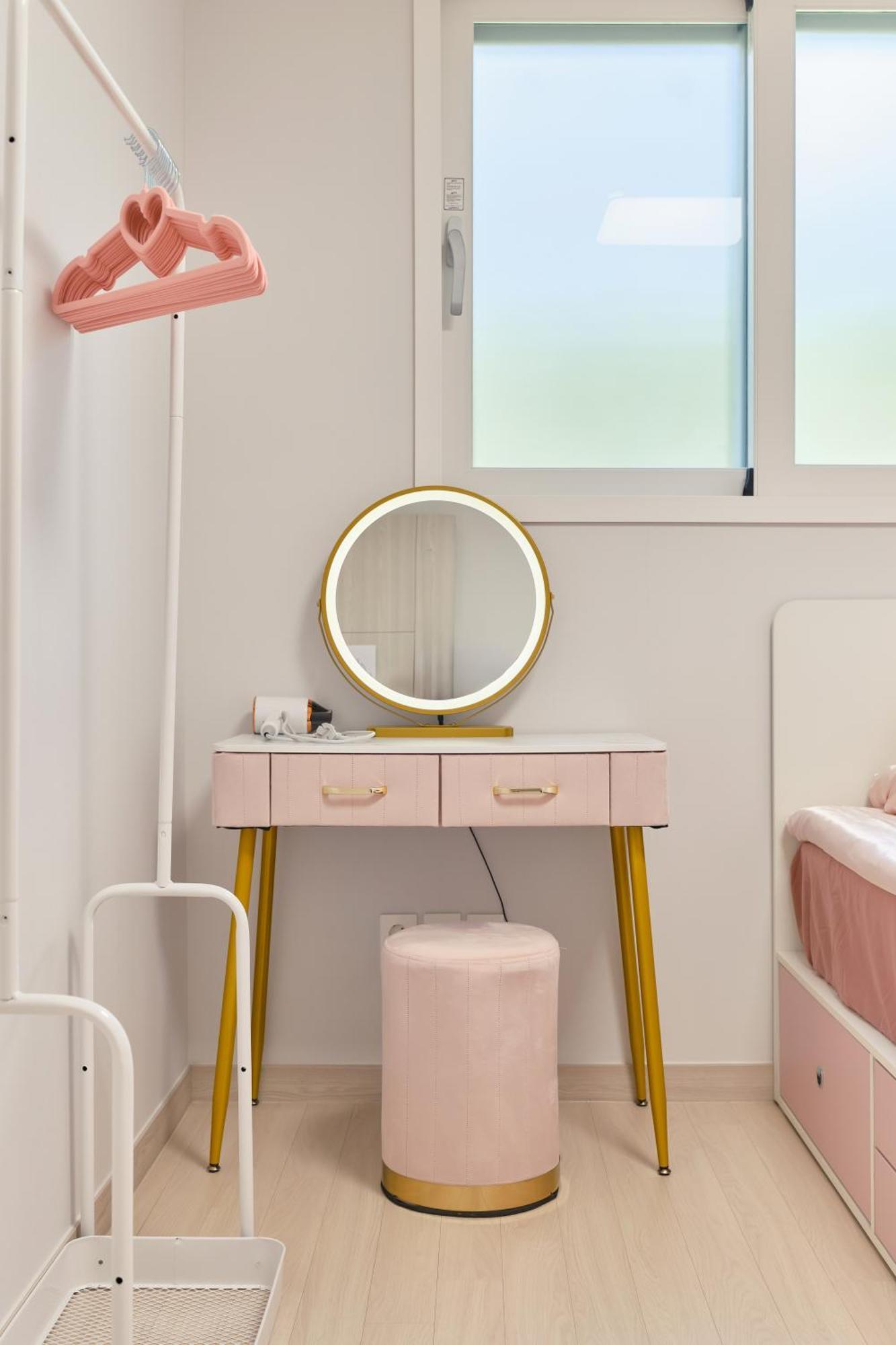 Pink 4 Bedroom Apartment *